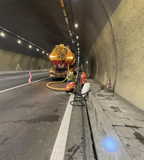 高明隧道排水渠清淤